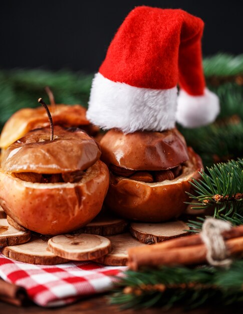 Gros plan d'une délicieuse pomme au four avec décoration de Noël