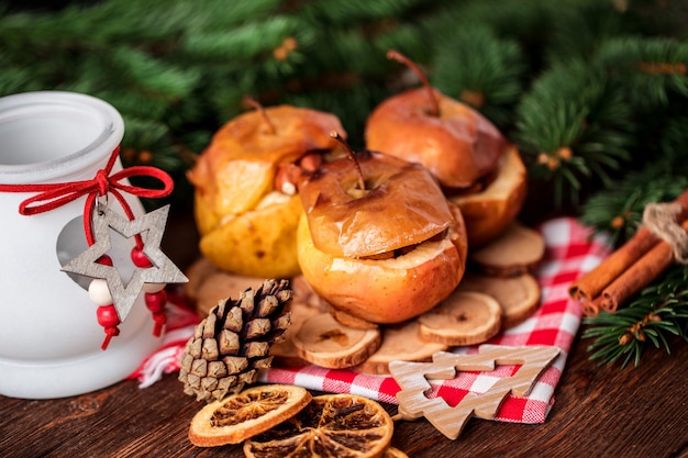 Gros plan d'une délicieuse pomme au four avec décoration de Noël