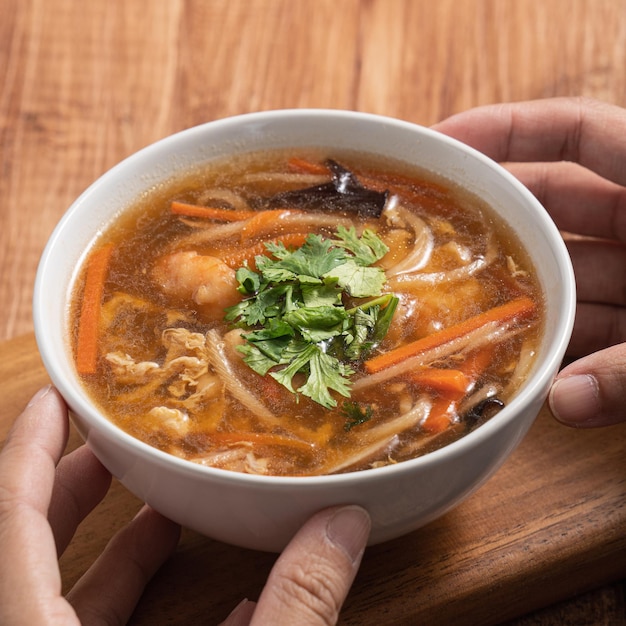 Gros plan d'une délicieuse soupe épaisse traditionnelle avec boule de viande de crevettes et légumes à Taïwan.