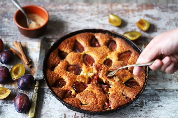 Gros plan d'une délicieuse tarte aux prunes d'automne