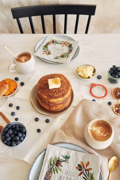 Gros plan des délicieuses crêpes à la citrouille fraîchement préparées avec du beurre et du miel pour le petit-déjeuner