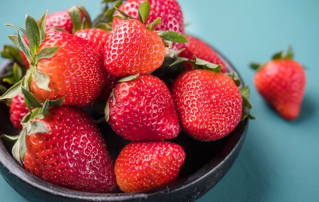 Photo gros plan de délicieuses fraises prêtes à être servies