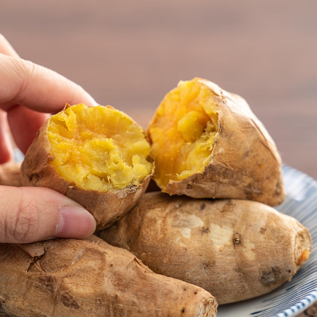 Photo gros plan de délicieuses patates douces rôties faites maison dans une assiette pour manger, célèbre cuisine taïwanaise.