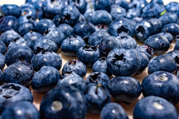 Gros plan de délicieux bleuets sur une surface