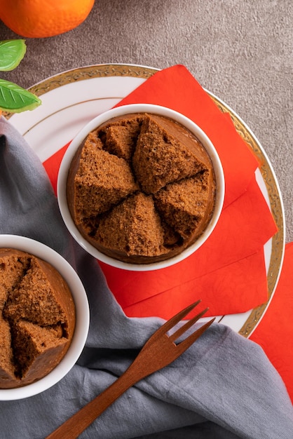 Gros plan d'un délicieux gâteau éponge chinois frais cuit à la vapeur nommé Fa Gao pour la nourriture traditionnelle du festival du nouvel an lunaire sur fond de table gris.