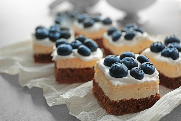 Gros plan de délicieux gâteaux aux bleuets