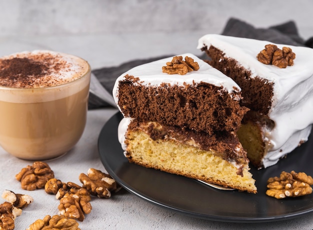 Photo gros plan de délicieux morceaux de gâteau faits maison