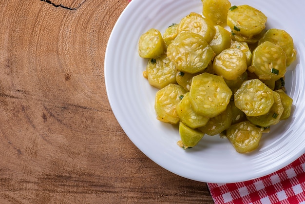 Gros plan sur un délicieux plat de cornichons cuits