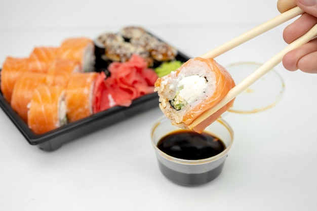 Gros plan de délicieux rouleaux de sushi