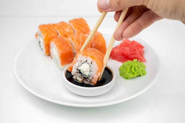 Gros plan de délicieux rouleaux de sushi