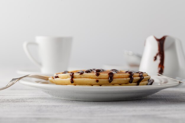 Photo gros plan délicieux et sain petit déjeuner de crêpes au miel, noix et bananes caramélisées sur une surface en bois avec copie espace