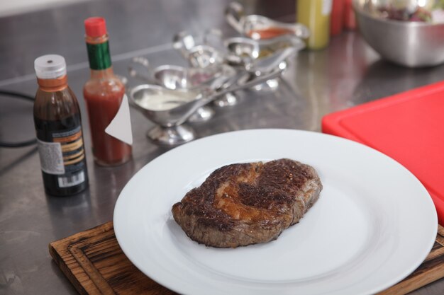 Gros Plan D'un Délicieux Steak De Boeuf Juteux Sur Une Assiette