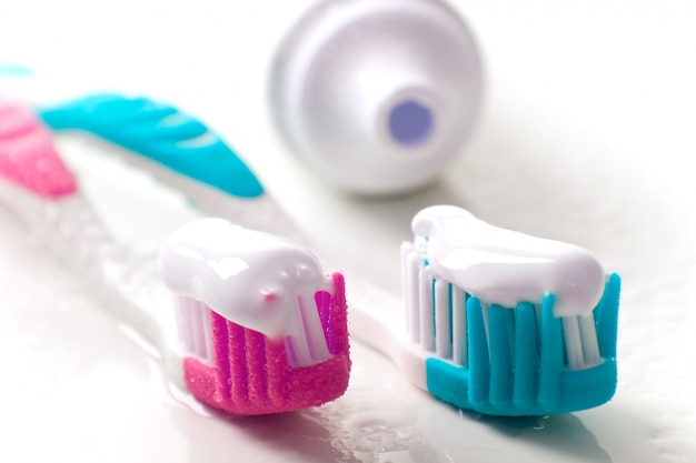 Gros plan de dentifrice et brosses à dents. soins dentaires