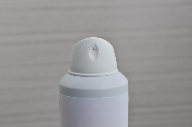 Gros plan sur un déodorant en spray avec une étiquette blanche transmettant des concepts d'hygiène 24 et 48 heures de protection et de parfum Représentant l'importance de la protection et du bien-être personnel