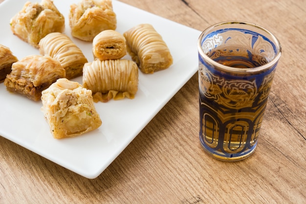 Gros plan sur le dessert avec baklava et thé