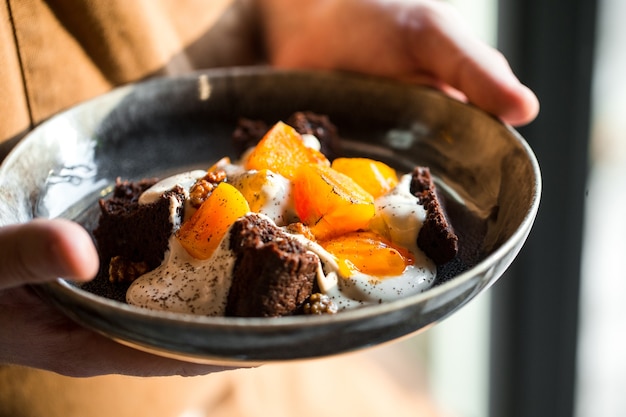 Gros plan sur le dessert kaki avec biscuit à la crème