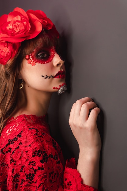 Gros plan sur les détails d'un profil de femme maquillée Dia de los Muertos.