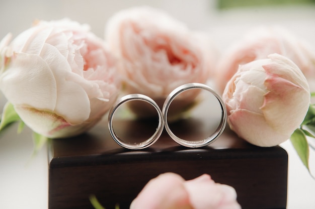 Gros plan de deux anneaux de mariage en or pour un mariage.