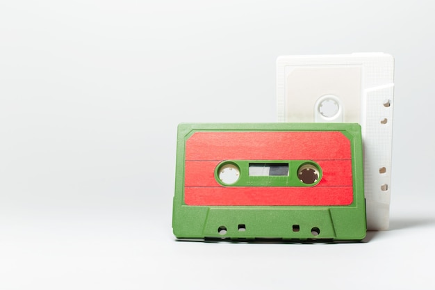 Gros plan de deux cassettes de musique vintage sur blanc