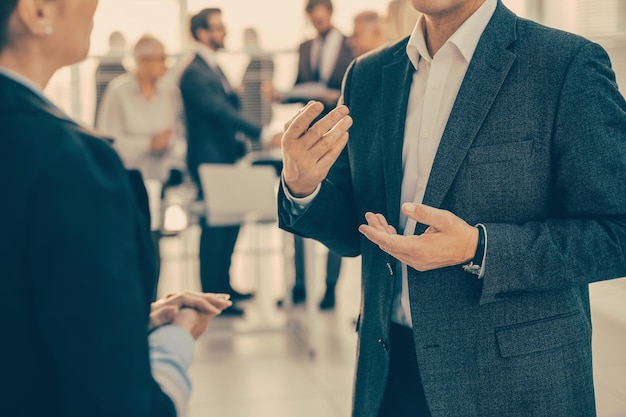 Gros plan sur deux employés discutant de problèmes de travail