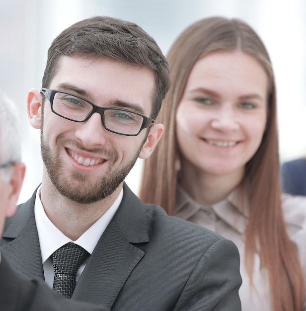 Gros plan sur deux employés prospères de l'entreprise