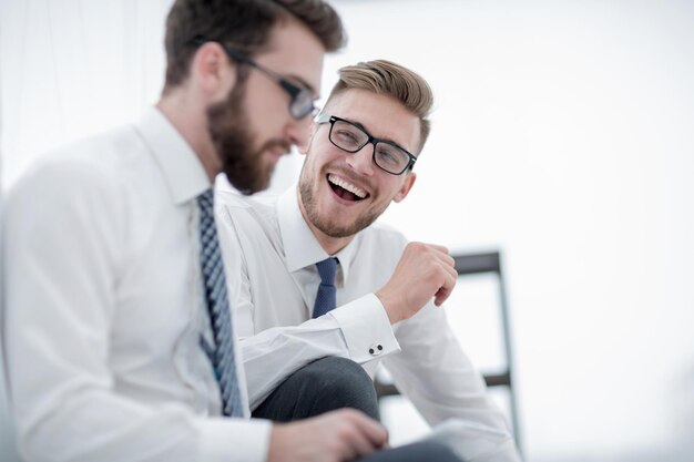 Gros plan deux employés qui réussissent travaillent ensemble photo avec espace de copie