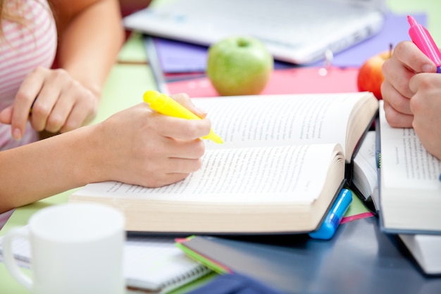 Gros plan, deux, étudiants, étudier, ensemble