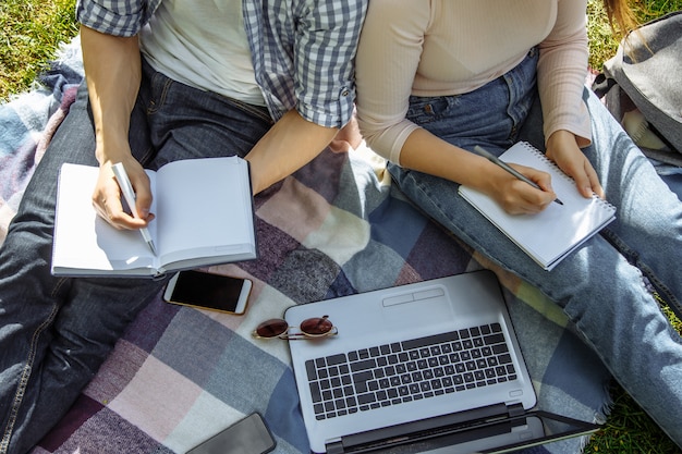 Gros plan, deux, étudiants, préparer, dehors, examen