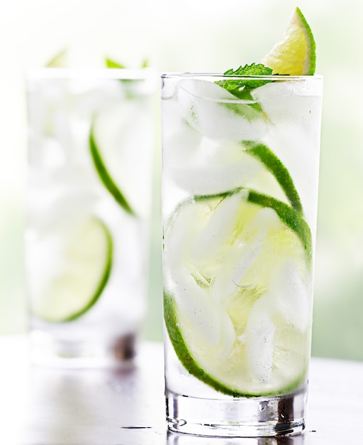 Gros plan de deux mojitos sur table en bois