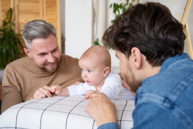 Photo gros plan sur deux papas et un bébé