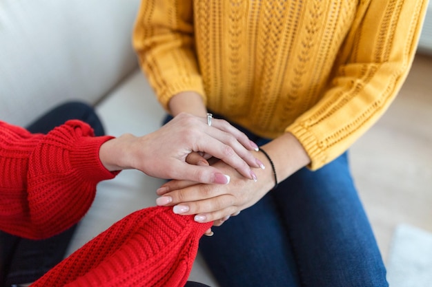 Gros plan de deux personnes méconnaissables se tenant la main dans le confort Soyez la personne qui aide le prochain Je suis là pour vous Photo recadrée de deux personnes méconnaissables se tenant la main