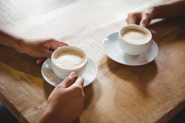 Gros plan de deux tasses de café