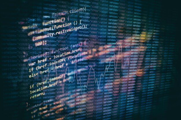 Gros plan sur le développement de technologies de programmation et de codage. Développeur travaillant sur des codes de sites Web au bureau.