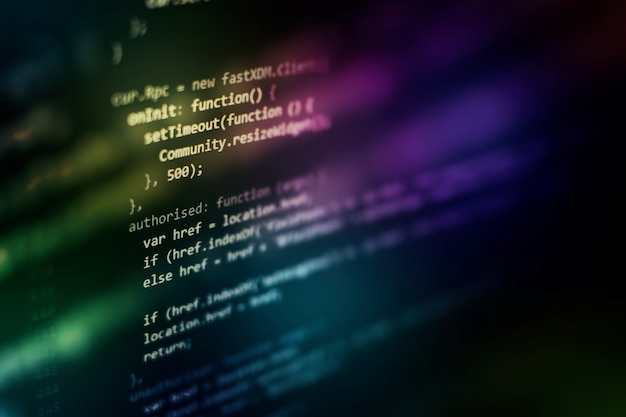 Gros plan sur le développement de technologies de programmation et de codage. Développeur travaillant sur des codes de sites Web au bureau.