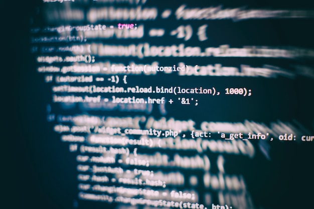 Gros plan sur le développement de technologies de programmation et de codage. Développeur travaillant sur des codes de sites Web au bureau.