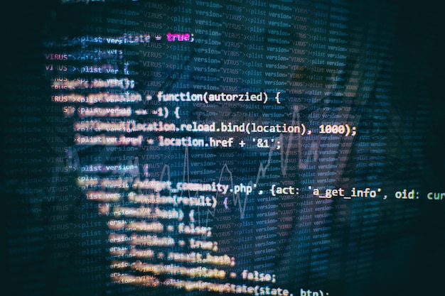 Gros plan sur le développement de technologies de programmation et de codage. Développeur travaillant sur des codes de sites Web au bureau.