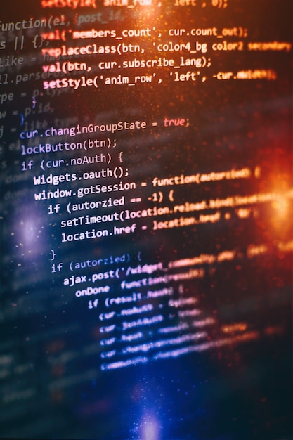 Gros plan sur le développement de technologies de programmation et de codage. Développeur travaillant sur des codes de sites Web au bureau.
