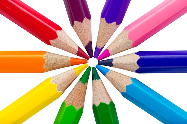 Gros plan sur divers crayons colorés isolés