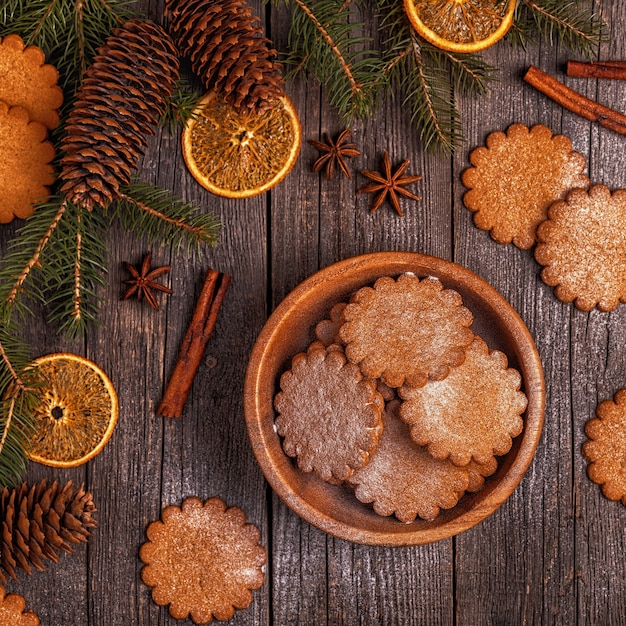 Gros plan sur diverses décoration de Noël avec cookie