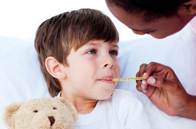 Gros plan, docteur, prendre, température enfant