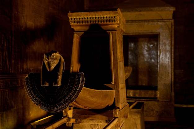 Photo gros plan du bateau solaire sacré à l'intérieur du temple d'horus à edfou transport traditionnel et antique