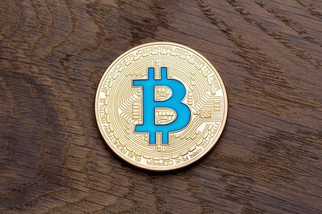 Gros plan du bitcoin bleu crypto-monnaie doré sur fond rouge. Coup de macro. Photo haute résolution.