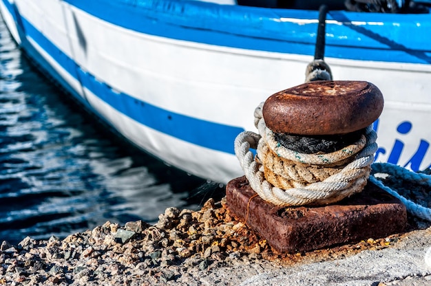 Gros plan du bollard dans le port