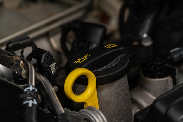 Gros plan du bouchon d'huile dans la salle des machines d'une voiture moderne Bouchon d'huile sur le moteur de la voiture Détail de l'inspection de l'huile moteur du moteur de la voiture