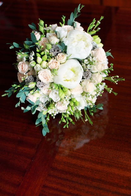 Gros plan du bouquet de mariée sur la table