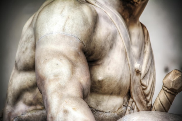 Gros plan du bras de la statue de Menelao dans la Loggia dei Lanzi à Florence Italie