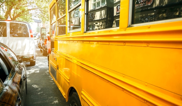 Gros plan du bus scolaire jaune classique garé dans la rue de New York City