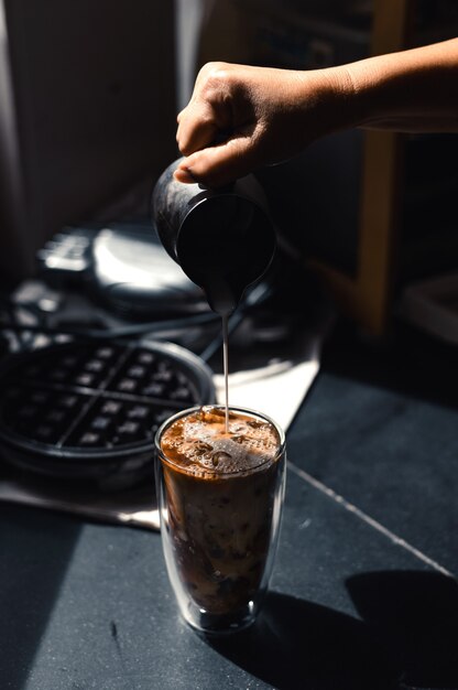 Gros plan du café glacé servi sur une table noire au café