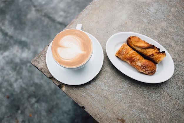 Un gros plan du cappuccino sur la table
