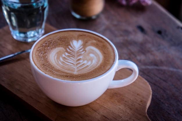 Un gros plan du cappuccino sur la table